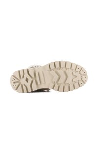 Semelle de chaussure avec surface texturée ; présente un design robuste dans un beige clair, incluant des crampons profonds et plusieurs rainures de traction pour une meilleure adhérence.