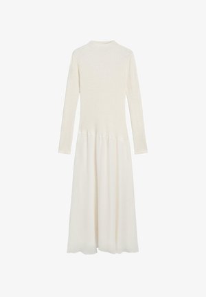 Robe blanche à manches longues en maille côtelée, avec un corsage ajusté et une jupe fluide à volants. Texture lisse et col montant.