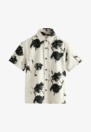 Korte mouw shirt van crème materiaal met een zwart abstract bloemenpatroon, voorzien van een puntige kraag en knoopsluiting.