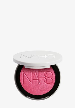 Kompakt mit schimmerndem, leuchtend pinkem NARS-Rouge mit teilweise geöffnetem weißem Deckel, auf dem das NARS-Logo geprägt und auf dem Deckel aufgedruckt ist.