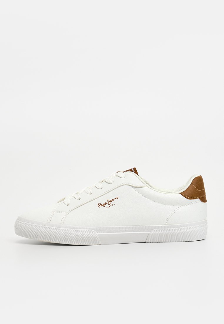 Sneakers bianchi in pelle con finitura liscia, con un tassello sul tallone di colore marrone a contrasto, punta arrotondata e suola in gomma testurizzata. Logo stampato sul lato.