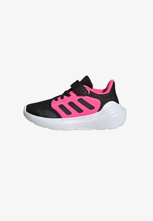 Sapatos desportivos com um upper em malha preta, detalhes em rosa brilhante, três riscas pretas e uma sola de borracha branca com acabamento texturizado.