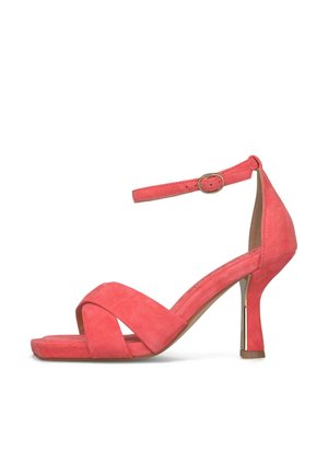 Sandalia de tacón alto de ante color coral rosa con tira en el tobillo, hebilla dorada, puntera cuadrada y tacón grueso con detalle metálico.