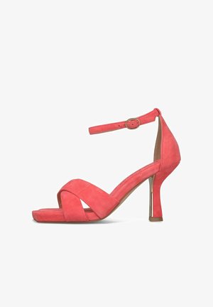 Sandale à talons hauts en daim rose corail avec bride à la cheville, boucle dorée, bout carré et talon bloc avec accent métallique.