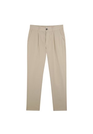 Pantalones beige hechos a medida con pinzas delanteras, bolsillos laterales, trabillas para cinturón y cierre de botón en la cintura.