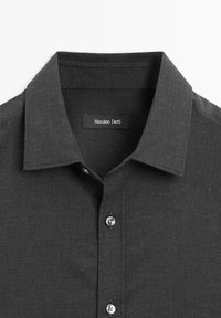 Textured donkergrijs shirt met een puntige kraag, voorzien van een voorplacket en parelmoeren knopen. Etiket vermeldt "Massimo Dutti."