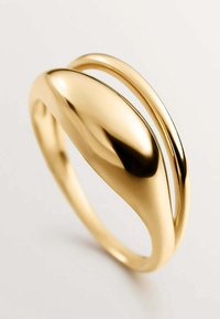 Anillo de oro con un diseño liso y redondeado, que presenta dos bandas paralelas. La superficie está pulida, destacando una textura reflectante y elegante.