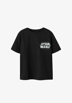 Zwart T-shirt met korte mouwen en het "Star Wars"-logo in wit en zilver op de linkerborst, effen achtergrond.