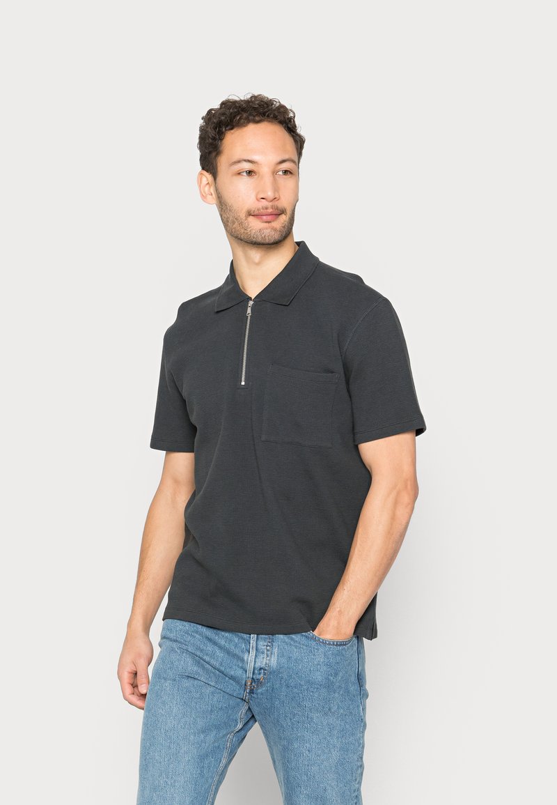 Herren T-Shirts basic | Marc O'Polo DENIM SHORT SLEEVE ZIP Poloshirt phantom fear/schwarz - EZ21167 Herren T-Shirts basic | Marc O'Polo DENIM SHORT SLEEVE ZIP Poloshirt phantom fear/schwarz - EZ21167