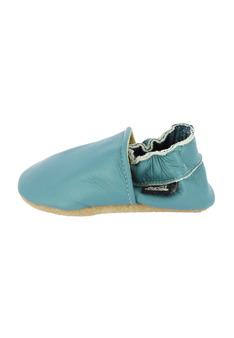 Lederpantoffel in Blaugrün mit einer weichen, strukturierten Oberfläche. Verfügt über einen gerafften Gummizug und eine beige Wildledersohle für Flexibilität.