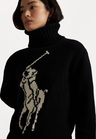 Maglione nero a maglia con colletto alto a costine. Presenta un grande logo di un cavallo bianco sul davanti. Tessuto testurizzato, vestibilità comoda.