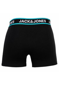 Svarta boxershorts med en tight passform. Har en kontrasterande midja med "JACK&JONES"-text i vitt och akvamarinfärger. Slät textur.