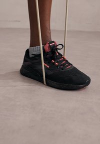 Reebok NANO - Παπούτσι προπόνησης - black/midnight plum/coral