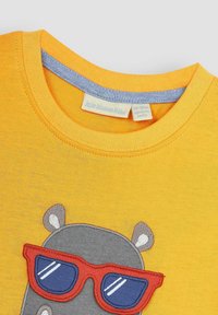 JoJo Maman Bébé REGULAR FIT - Apdrukāts T-krekls - yellow hippo