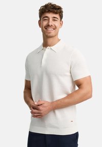 Kurzärmliges Polohemd aus weichem weißen Strickstoff, mit klassischem Kragen, Drei-Knopf-Leiste sowie geripptem Saum und Bündchen.