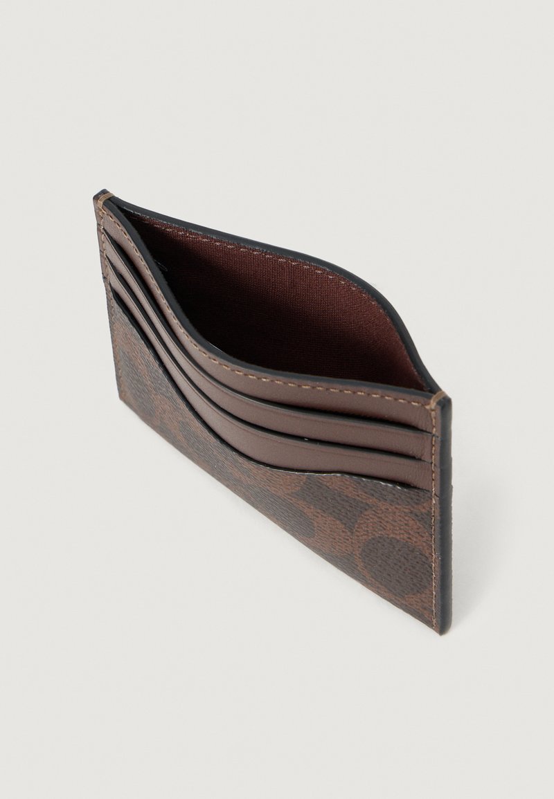 Brauner Leder-Kartenhalter mit strukturierten Oberflächen, der mehrere Kartenfächer und ein glattes Innenfutter aufweist. Schlankes Design mit konturierten Kanten.