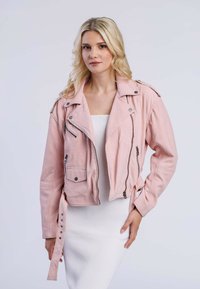 Rosa lädermotorcykeljacka med dragkedjor, sidofickor och tryckknappsdela. Har en kortad design och robust textur. Åtsittande silhuett.