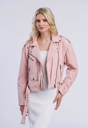 Veste de moto en cuir rose avec fermetures éclair, poches latérales et détails à pression. Présente un design court et une texture robuste. Silhouette ajustée.