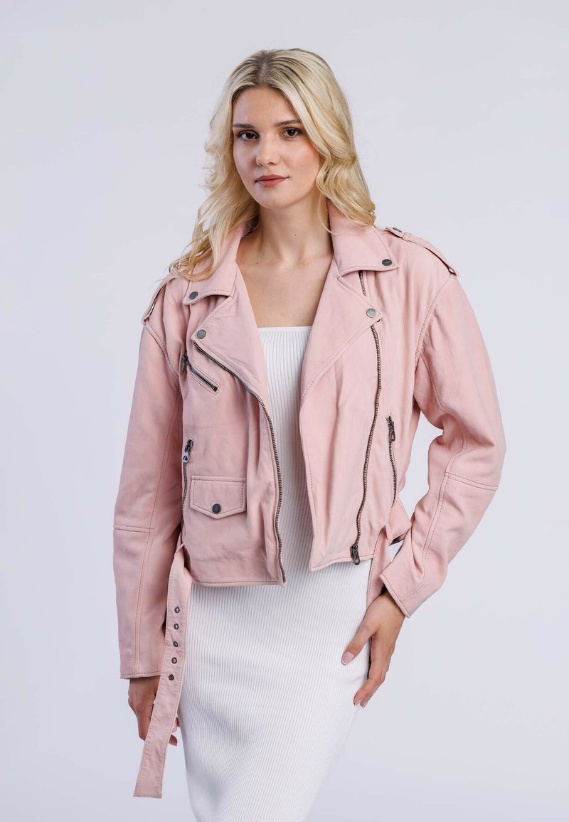 Rosa lädermotorcykeljacka med dragkedjor, sidofickor och tryckknappsdela. Har en kortad design och robust textur. Åtsittande silhuett.