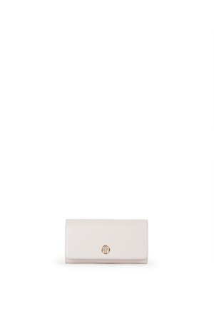Portafoglio in pelle beige con una texture liscia, forma rettangolare e un logo circolare in tono oro sul davanti. Design a piegatura.