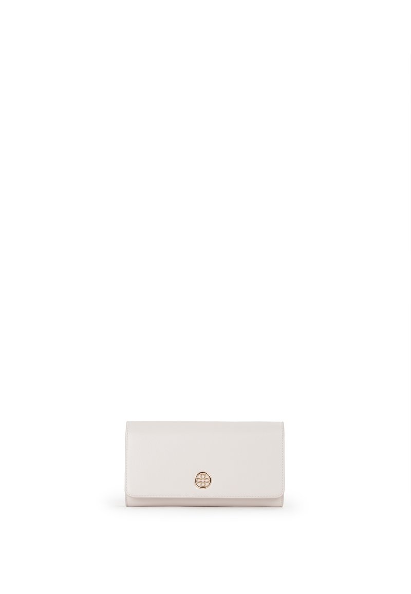 Portafoglio in pelle beige con una texture liscia, forma rettangolare e un logo circolare in tono oro sul davanti. Design a piegatura.