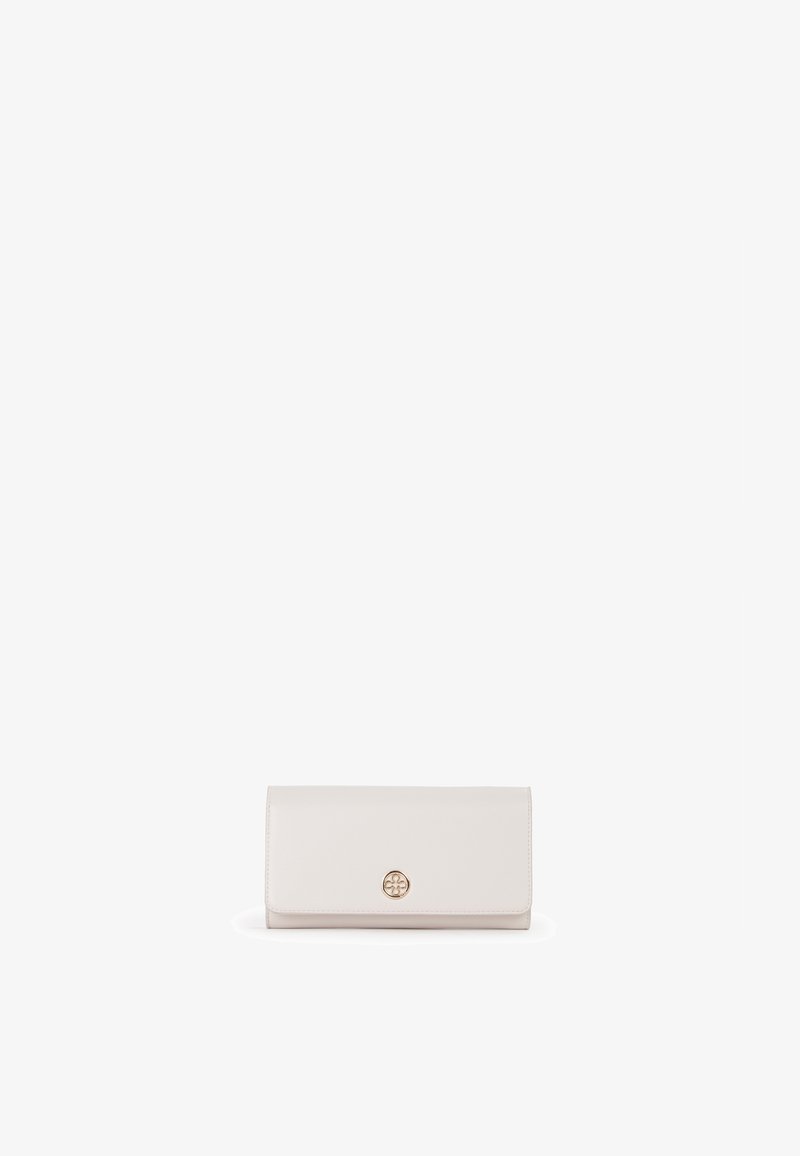 Beige leren portemonnee met een gladde textuur, rechthoekige vorm en een goudkleurig rond logo aan de voorzijde. Vouwontwerp.