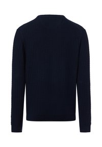 Granatowy sweter w prążki z okrągłym dekoltem i długimi rękawami. Teksturowany wzór na całej powierzchni, dopasowana sylwetka i ściągacze u rękawów.