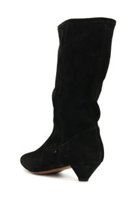 Stivale in suede nero alto fino al ginocchio con tacco affusolato, texture liscia e dettagli di cucitura visibili. Presenta una leggera curvatura nella parte superiore.