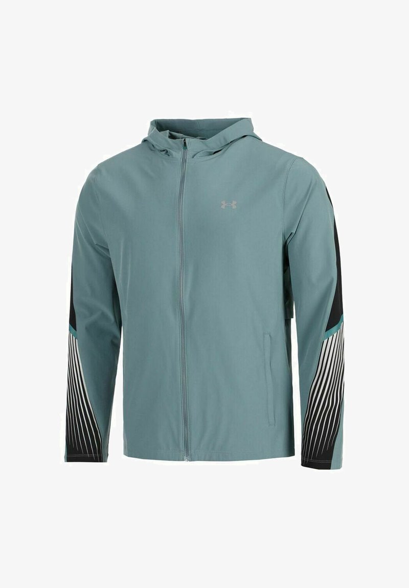 Hellblaue Kapuzenjacke mit einem Frontreißverschluss, schwarzen und gestreiften Akzenten an den Ärmeln und einem Logo auf der Brust.