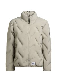 Giacca imbottita beige con colletto alto, zip frontale, due tasche con zip, motivo cucito diagonale e etichetta "KHUJO" sull'orlo.