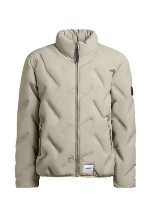 Beež voodriga jakk kõrge kraega, esi lukuga, kahe lukuga taskuga, diagonaalse tikandimustriga ja "KHUJO" sildiga allääres.