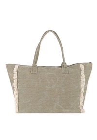 Bolsa tote color verde oliva con acentos de beige deshilachados, material de lona, forma rectangular, doble asa y cierre con cremallera en la parte superior.