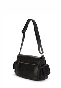 Borsa a spalla in pelle nera con tasca frontale con cerniera, tracolla regolabile, superficie liscia e tasche laterali per ulteriore spazio di archiviazione.