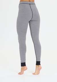 Grå leggings i en tætsiddende design med kontrasterende sorte ankelmanchetter og sidesøm. Lavet af et tekstureret, fleksibelt stof.