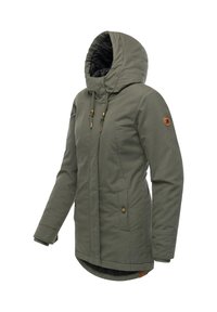 Oliwkowa parka z kapturem, przednimi kieszeniami, regulowanymi sznurkami i czarną podszewką. Posiada elementy w kolorze brązowym.