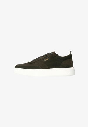 Donkergroene suède sneakers met een witte rubberen zool, ronde neus, contrasterende stiksel en platte veters. Heeft een logo-accent aan de zijkant.