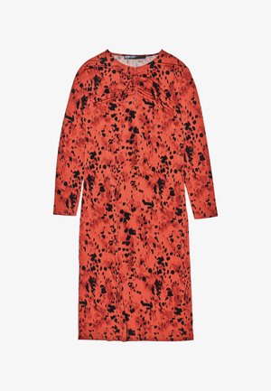 Punane kleit, millel on pikad varrukad ja kogutud detail kaeluses, kaunistatud musta pritsmismustriga.