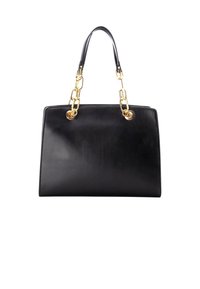 Bolso de mano de cuero negro con forma estructurada. Presenta acentos de cadena en tono dorado y asas dobles para el transporte. Textura suave con un detallado mínimo.