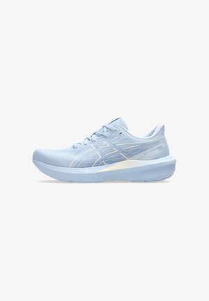 Světle modrá běžecká bota ASICS s bílými detaily, zavazováním na tkaničky a polstrovanou podrážkou pro podporu a pohodlí, boční pohled.