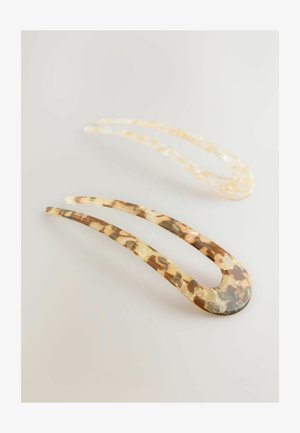 Dva vlasové sponky: jedna průhledná a světlých odstínů, druhá v odstínech hnědé, krémové a béžové, s elegantním, protaženým tvarem.