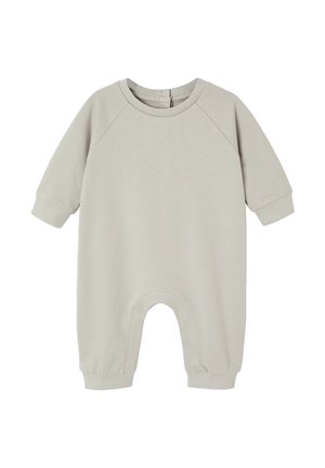 Hellbeiger Baby-Overall mit langen Ärmeln, Rippbündchen, rundem Ausschnitt, Druckknöpfen auf der Rückseite und enganliegenden Bündchen an den Knöcheln vor einfarbigem Hintergrund.