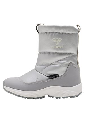 Szare ocieplane buty z gładką, błyszczącą cholewką, teksturowanym śródstopiem i białą podeszwą. Zawierają logo Hummel oraz etykietę hummelTEX.