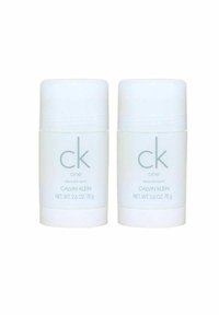 Två vita deodorantstift med cylindrisk form, med ljusgrå text "ck one deodorant Calvin Klein," 75 g vardera. Slät yta.