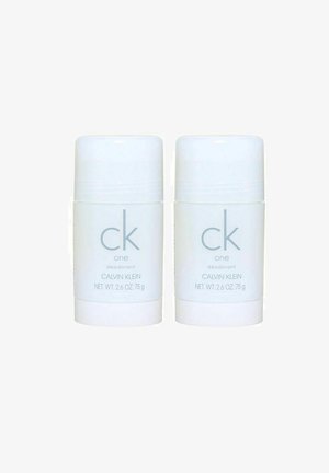 Kaksi valkoista deodoranttipuikkoa, sylinterin muotoisia, joissa on vaaleanharmaa teksti "ck one deodorant Calvin Klein," 75 g kukin. Sileä pinta.