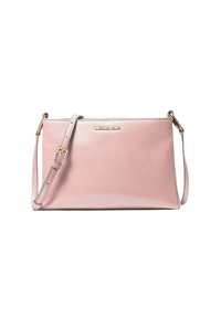 Borsa a tracolla in pelle rosa con finitura testurizzata. Presenta dettagli in metallo dorato, una tracolla removibile e un logo impresso sul davanti.