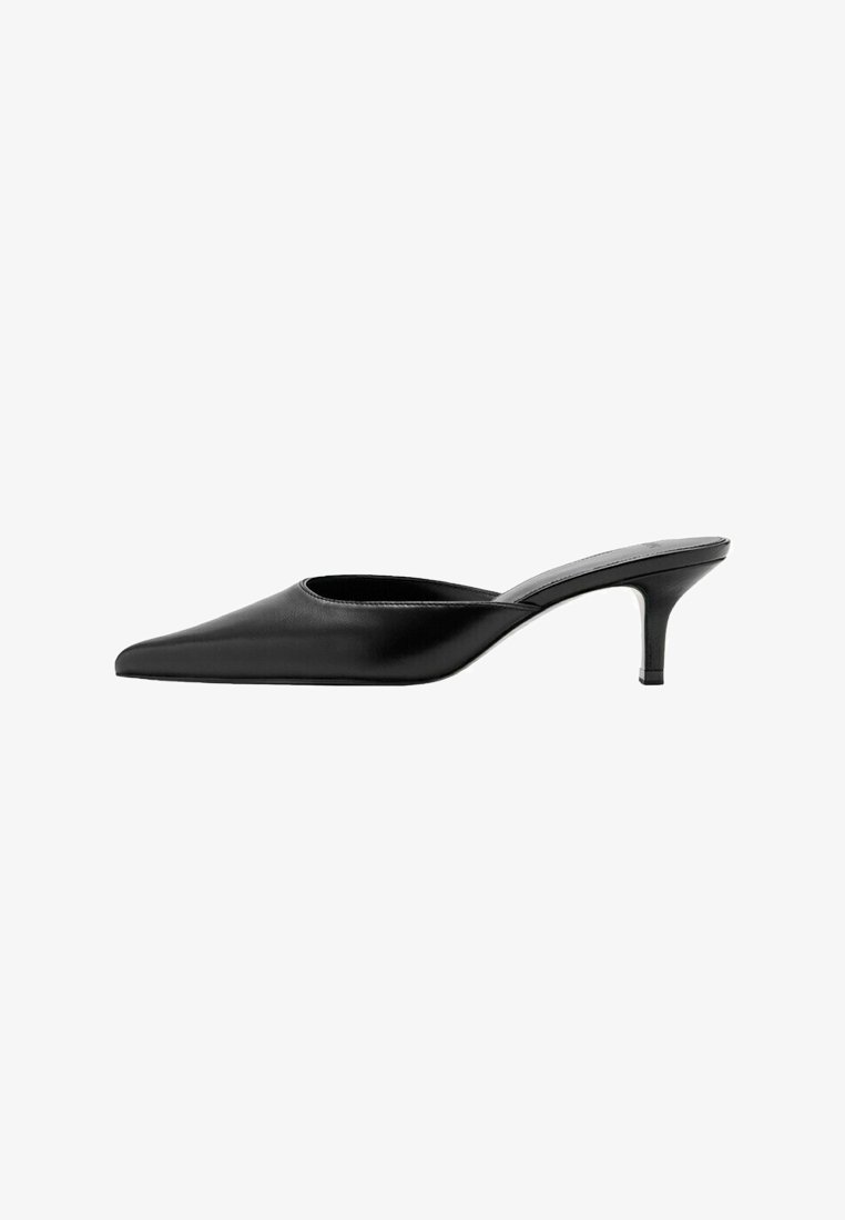 Mule en cuir noir à bout pointu, avec un petit talon fin et un design sans contrefort pour enfiler facilement.