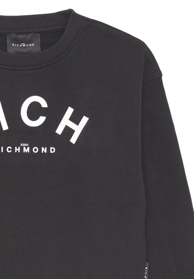 Felpa nera in misto cotone, con grande scritta bianca "BEACH" e logo "JOHN RICHMOND", colletto e polsini a coste.