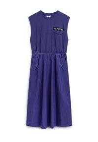 Ärmelloses lila Kleid mit elastischem Bund, zwei schrägen Taschen und einem grafischen Druck auf der Brust mit schwarzem Text und Akzenten.