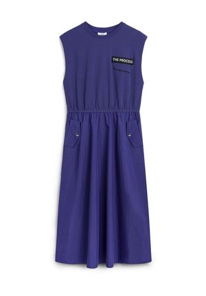 Mouwloze paarse jurk met elastische taille, twee schuine zakken en een grafische print op de borst met zwarte tekst en accenten.
