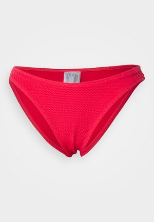 Sarkans bikini apakšēju daļa, izgatavota no teksturētas auduma, ar zemu jostasvietu un gludu jostu. Apzīmēta ar izmēru 10, bez papildu rakstiem.